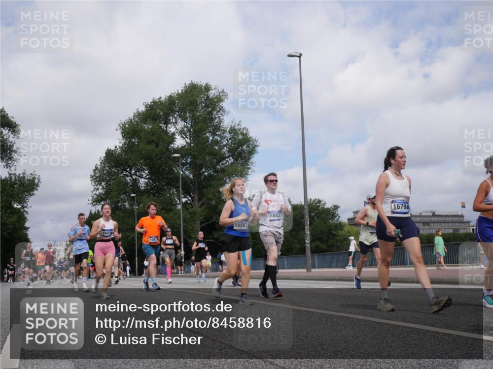 29.06.2025 - hella hamburg halbmarathon Luisa Fischer http://msf.ph/oto/8458816 29.06.2025 10:37:41 Kennedybrücke 1623, 17344, 10674, 9122, 14047, 6843, 112, 16798, 2376, 2801, 3420, 4540, 5609, 6105, 6843, 7644, 8021, 8589, 9379, 9448, 10674 meine-sportfotos.de