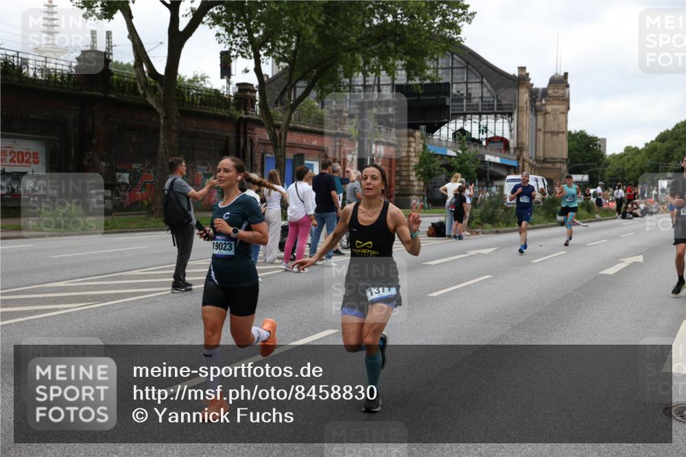 29.06.2025 - hella hamburg halbmarathon Yannick Fuchs http://msf.ph/oto/8458830 29.06.2025 10:56:31 20KM 1006, 1194, 1212, 1264, 1377, 1432, 1568, 1573, 1674, 1726, 3740, 4511, 6414, 6415, 6752, 7658, 7869, 8045, 8624, 8730, 10214, 10519, 11180, 11670, 12156, 12286, 13498, 13868, 14348, 14368, 14456, 16654, 16688, 16808, 17136, 17383, 17955, 18382, 18530, 18599, 19023 meine-sportfotos.de