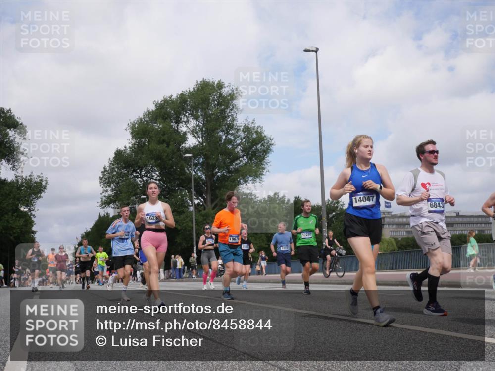 29.06.2025 - hella hamburg halbmarathon Luisa Fischer http://msf.ph/oto/8458844 29.06.2025 10:37:42 Kennedybrücke 1623, 9122, 10674, 17230, 8589, 9379, 14047, 6843, 2376, 2801, 3420, 5609, 6105, 6843, 8021, 8589, 8965, 9379, 9448, 10674 meine-sportfotos.de