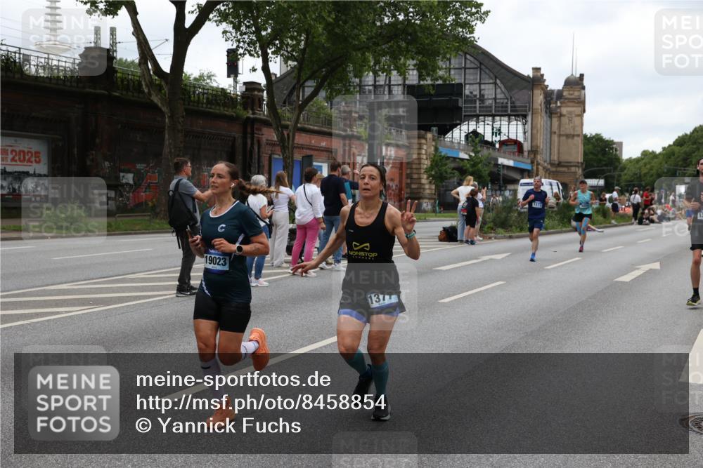 29.06.2025 - hella hamburg halbmarathon Yannick Fuchs http://msf.ph/oto/8458854 29.06.2025 10:56:31 20KM 1006, 1194, 1212, 1264, 1377, 1432, 1568, 1573, 1674, 1726, 3740, 4511, 6414, 6415, 6752, 7658, 7869, 8045, 8624, 8730, 10214, 10519, 11180, 11670, 12156, 12286, 13498, 13868, 14348, 14368, 14456, 16654, 16688, 16808, 17136, 17383, 17955, 18382, 18530, 18599, 19023 meine-sportfotos.de
