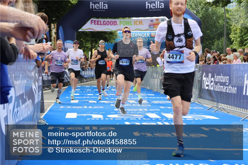 29.06.2025 - hella hamburg halbmarathon Strokosch-Dieckow http://msf.ph/oto/8458855 29.06.2025 10:34:54 Ziel 2879, 4477, 6704, 7466, 8864, 12044, 12204, 12751, 14629, 14952, 15391, 15902, 15991, 16140, 16177, 16712, 17643, 18183, 18220, 18419, 18837 meine-sportfotos.de