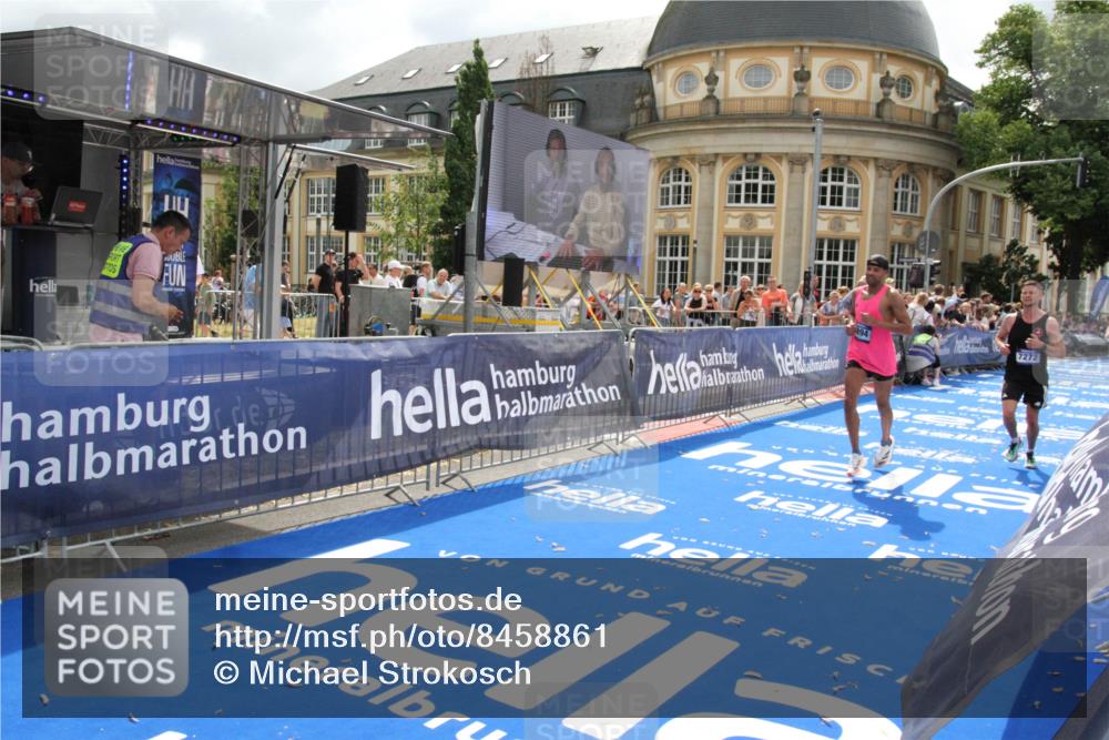29.06.2025 - hella hamburg halbmarathon Michael Strokosch http://msf.ph/oto/8458861 29.06.2025 10:32:19 Ziel 1894, 7272, 10876, 16065 meine-sportfotos.de