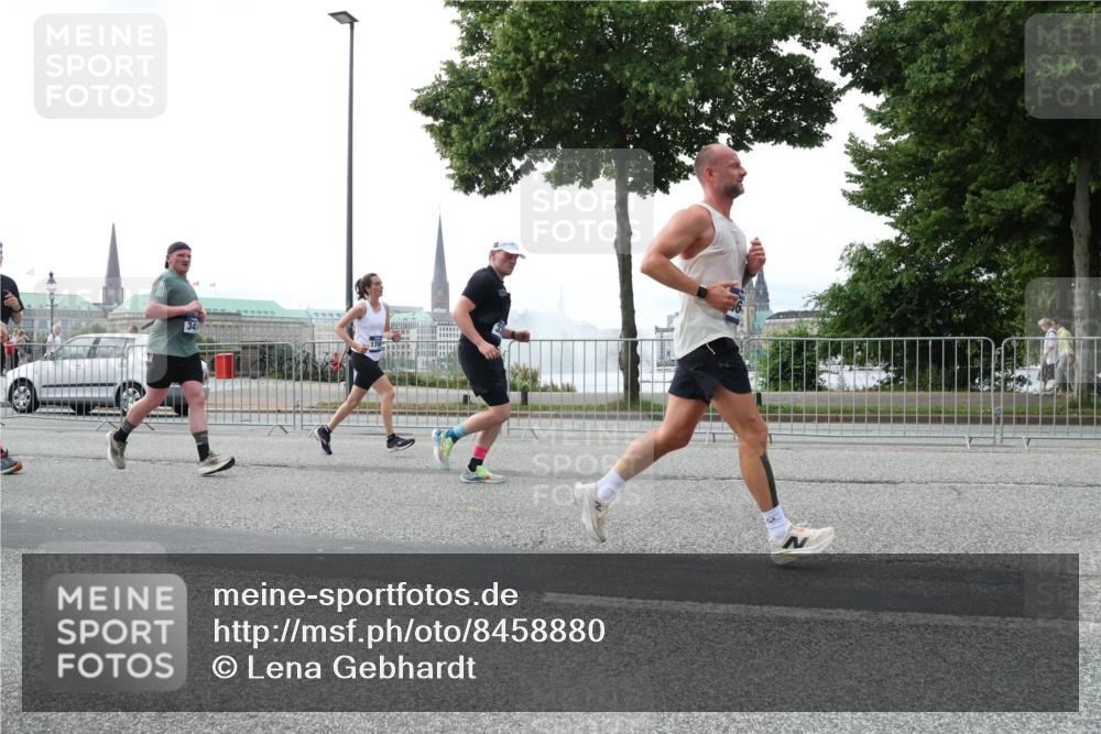 29.06.2025 - hella hamburg halbmarathon Lena Gebhardt http://msf.ph/oto/8458880 29.06.2025 10:31:43 Lombardsbrücke 34, 1235, 1292, 1373, 1844, 1879, 2384, 2414, 2672, 2831, 2832, 2914, 3221, 3239, 3358, 3396, 3397, 3424, 3571, 3681, 3751, 3752, 4817, 4877, 4953, 5156, 5165, 5846, 5943, 5965, 6078, 6160, 6546, 6573, 6640, 6718, 6727, 7295, 7334, 7604, 7772, 7816, 7898, 8050, 8304, 8538, 8620, 8806, 9078, 9104, 9183, 9478, 9812, 9883, 10111, 10240, 10586, 11587, 13724, 14349, 15725, 16457, 16978, 17404, 17517, 17706 meine-sportfotos.de