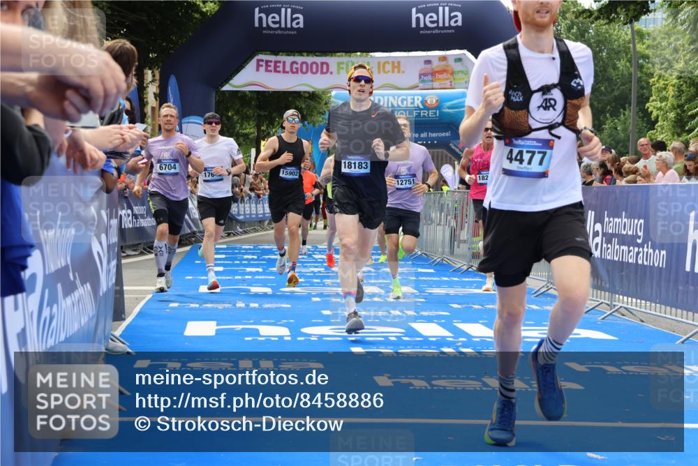 29.06.2025 - hella hamburg halbmarathon Strokosch-Dieckow http://msf.ph/oto/8458886 29.06.2025 10:34:54 Ziel 2879, 4477, 6704, 7466, 8864, 12044, 12204, 12751, 14629, 14952, 15391, 15902, 15991, 16140, 16177, 16712, 17643, 18183, 18220, 18419, 18837 meine-sportfotos.de