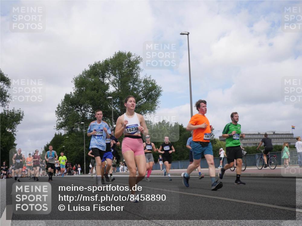 29.06.2025 - hella hamburg halbmarathon Luisa Fischer http://msf.ph/oto/8458890 29.06.2025 10:37:43 Kennedybrücke 2801, 17412, 7344, 9448, 16238, 9122, 589, 1067, 17230, 2376, 2801, 3420, 5609, 6105, 6843, 8021, 8589, 8965, 9379, 9448, 10674 meine-sportfotos.de