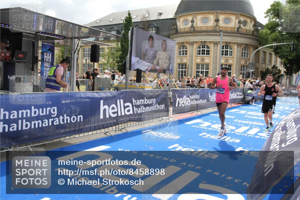 29.06.2025 - hella hamburg halbmarathon Michael Strokosch http://msf.ph/oto/8458898 29.06.2025 10:32:19 Ziel 1894, 7272, 10876, 16065 meine-sportfotos.de