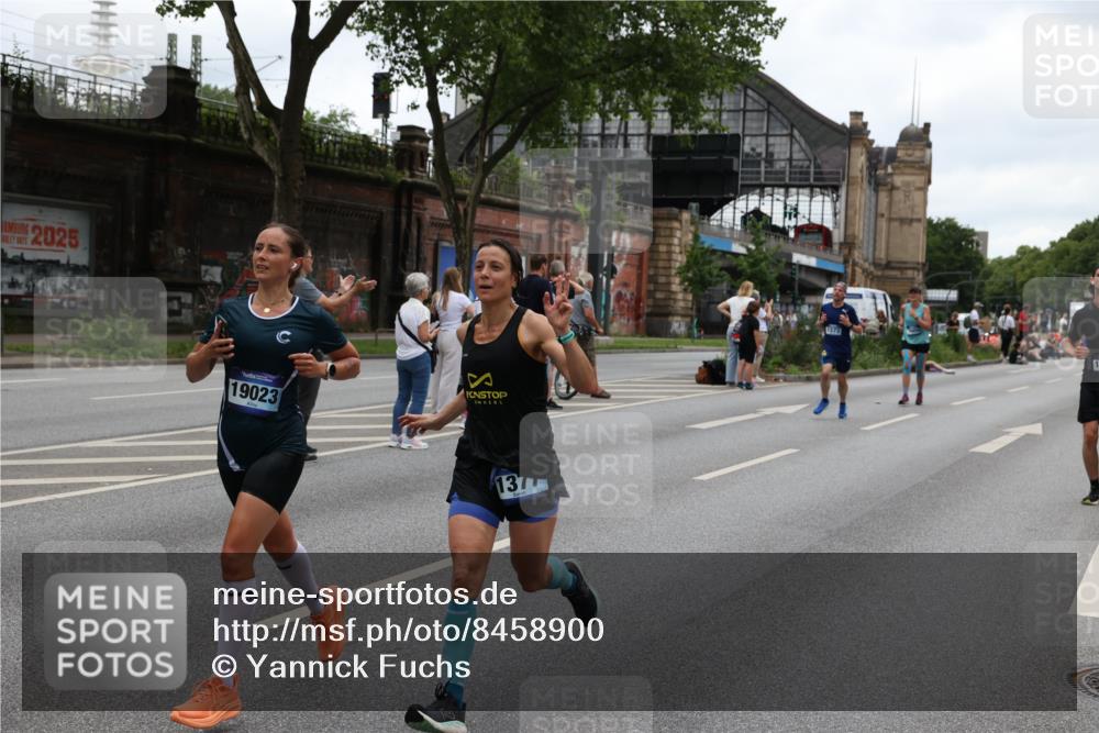 29.06.2025 - hella hamburg halbmarathon Yannick Fuchs http://msf.ph/oto/8458900 29.06.2025 10:56:31 20KM 1006, 1194, 1212, 1264, 1377, 1432, 1568, 1573, 1674, 1726, 3740, 4511, 6414, 6415, 6752, 7658, 7869, 8045, 8624, 8730, 10214, 10519, 11180, 11670, 12156, 12286, 13498, 13868, 14348, 14368, 14456, 16654, 16688, 16808, 17136, 17383, 17955, 18382, 18530, 18599, 19023 meine-sportfotos.de