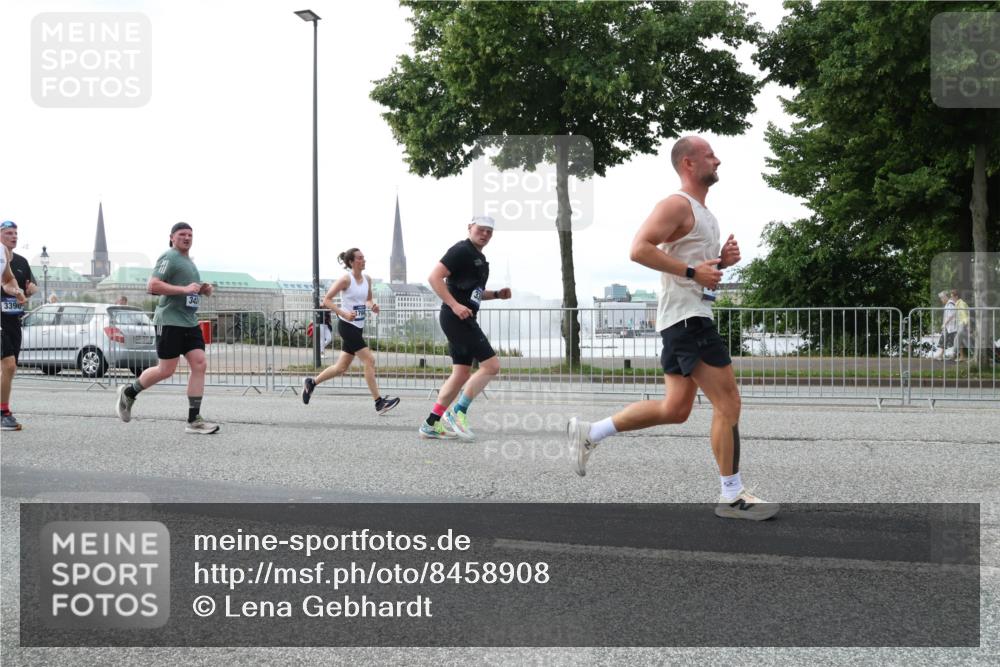 29.06.2025 - hella hamburg halbmarathon Lena Gebhardt http://msf.ph/oto/8458908 29.06.2025 10:31:43 Lombardsbrücke 3390, 1235, 1292, 1373, 1844, 1879, 2384, 2414, 2672, 2831, 2832, 2914, 3221, 3239, 3358, 3396, 3397, 3424, 3571, 3681, 3751, 3752, 4817, 4877, 4953, 5156, 5165, 5846, 5943, 5965, 6078, 6160, 6546, 6573, 6640, 6718, 6727, 7295, 7334, 7604, 7772, 7816, 7898, 8050, 8304, 8538, 8620, 8806, 9078, 9104, 9183, 9478, 9812, 9883, 10111, 10240, 10586, 11587, 13724, 14349, 15725, 16457, 16978, 17404, 17517, 17706 meine-sportfotos.de