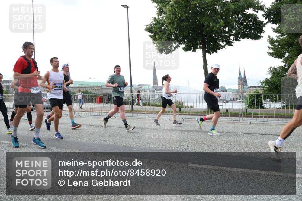 29.06.2025 - hella hamburg halbmarathon Lena Gebhardt http://msf.ph/oto/8458920 29.06.2025 10:31:43 Lombardsbrücke 12381, 19068, 342, 1235, 1292, 1373, 1844, 1879, 2384, 2414, 2672, 2831, 2832, 2914, 3221, 3239, 3358, 3396, 3397, 3424, 3571, 3681, 3751, 3752, 4817, 4877, 4953, 5156, 5165, 5846, 5943, 5965, 6078, 6160, 6546, 6573, 6640, 6718, 6727, 7295, 7334, 7604, 7772, 7816, 7898, 8050, 8304, 8538, 8620, 8806, 9078, 9104, 9183, 9478, 9812, 9883, 10111, 10240, 10586, 11587, 13724, 14349, 15725, 16457, 16978, 17404, 17517, 17706 meine-sportfotos.de