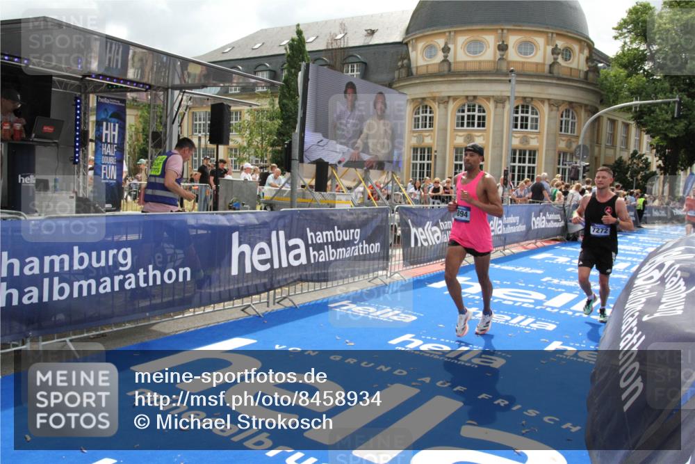 29.06.2025 - hella hamburg halbmarathon Michael Strokosch http://msf.ph/oto/8458934 29.06.2025 10:32:19 Ziel 1894, 7272, 10876, 16065 meine-sportfotos.de
