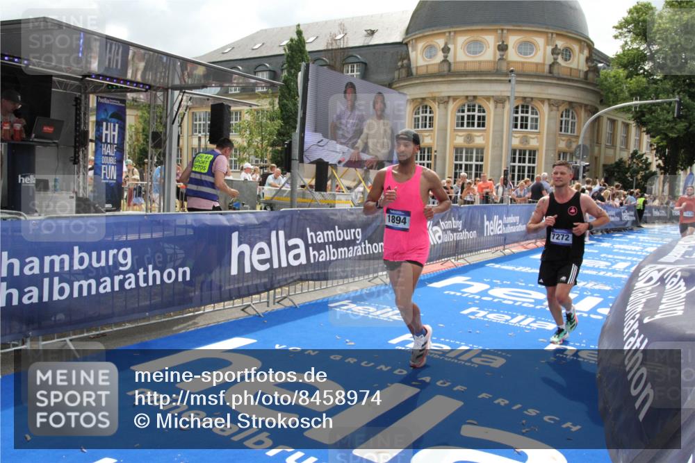 29.06.2025 - hella hamburg halbmarathon Michael Strokosch http://msf.ph/oto/8458974 29.06.2025 10:32:20 Ziel 1894, 7272, 10876, 16065 meine-sportfotos.de