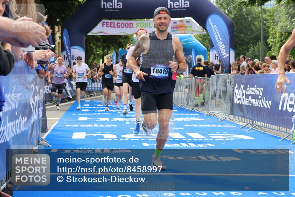 29.06.2025 - hella hamburg halbmarathon Strokosch-Dieckow http://msf.ph/oto/8458997 29.06.2025 10:34:53 Ziel 1217, 2879, 4477, 6704, 7466, 8864, 12044, 12204, 12751, 14629, 14952, 15391, 15902, 15991, 16140, 16177, 16712, 17643, 18183, 18220, 18419, 18837 meine-sportfotos.de