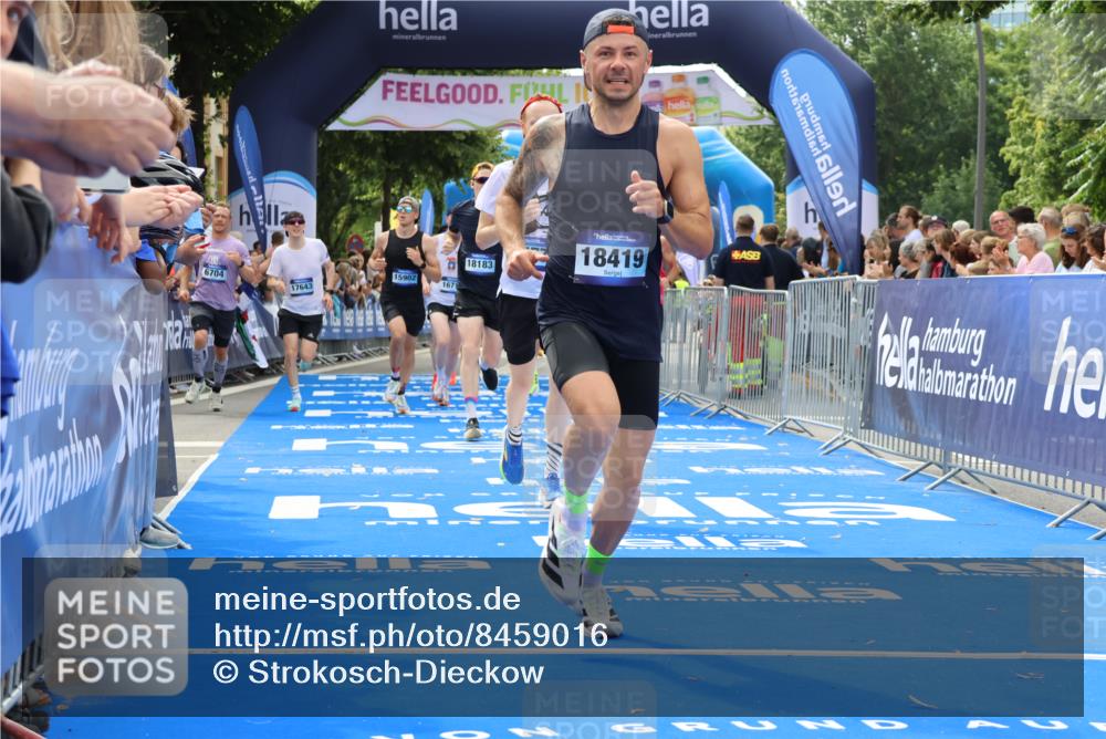 29.06.2025 - hella hamburg halbmarathon Strokosch-Dieckow http://msf.ph/oto/8459016 29.06.2025 10:34:53 Ziel 1217, 2879, 4477, 6704, 7466, 8864, 12044, 12204, 12751, 14629, 14952, 15391, 15902, 15991, 16140, 16177, 16712, 17643, 18183, 18220, 18419, 18837 meine-sportfotos.de