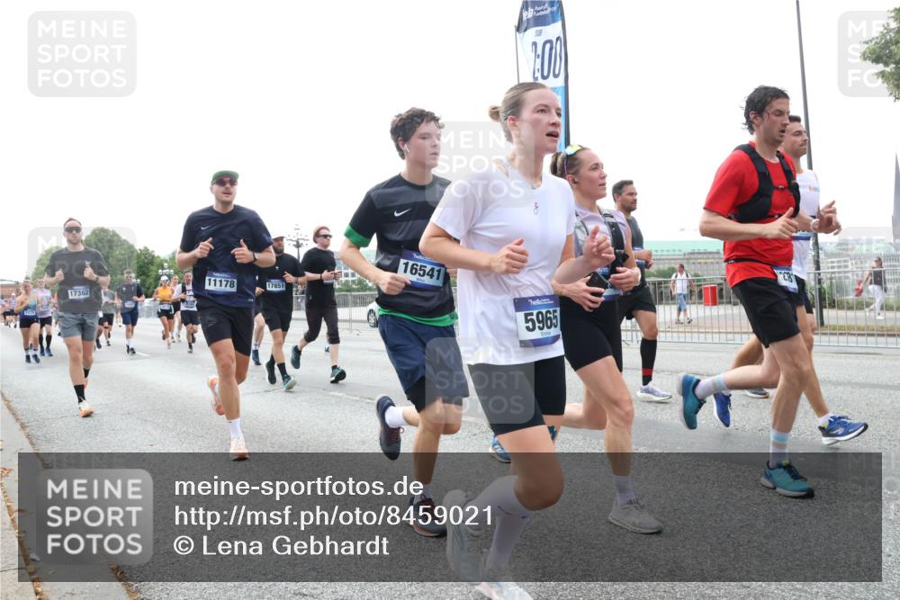 29.06.2025 - hella hamburg halbmarathon Lena Gebhardt http://msf.ph/oto/8459021 29.06.2025 10:31:44 Lombardsbrücke 11178, 17362, 17851, 2, 00, 16541, 5965, 281, 1235, 1292, 1373, 1844, 1879, 2384, 2414, 2672, 2831, 2832, 2914, 3221, 3239, 3358, 3396, 3397, 3424, 3571, 3681, 3751, 3752, 4817, 4877, 4953, 5156, 5165, 5846, 5943, 5965, 6078, 6160, 6546, 6573, 6640, 6718, 6727, 7295, 7334, 7604, 7772, 7816, 7898, 8304, 8538, 8620, 8806, 9078, 9104, 9183, 9478, 9812, 9883, 10111, 10240, 10586, 11587, 13724, 14349, 15725, 16978, 17404, 17517, 17706 meine-sportfotos.de