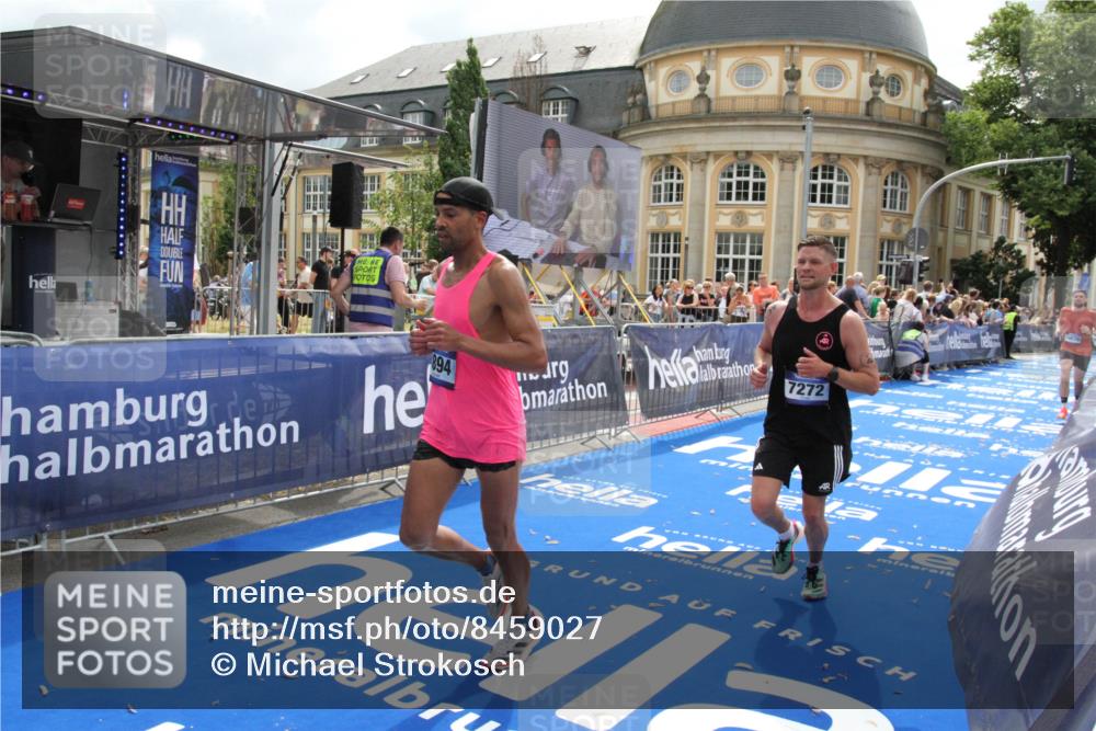 29.06.2025 - hella hamburg halbmarathon Michael Strokosch http://msf.ph/oto/8459027 29.06.2025 10:32:20 Ziel 1894, 7272, 10876, 16065 meine-sportfotos.de