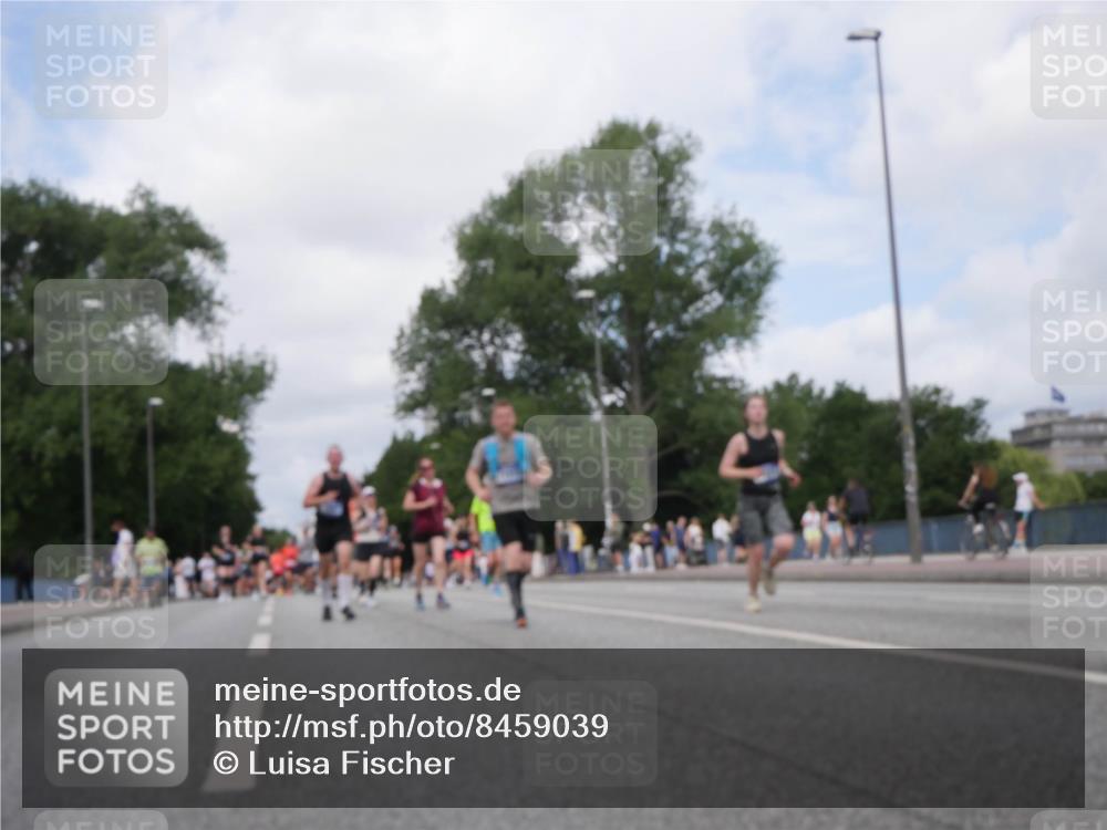 29.06.2025 - hella hamburg halbmarathon Luisa Fischer http://msf.ph/oto/8459039 29.06.2025 10:37:45 Kennedybrücke 2376, 2751, 2801, 3420, 6105, 8021, 8589, 8965, 9379, 9448, 10674 meine-sportfotos.de