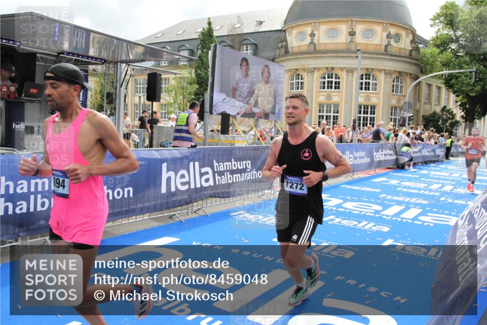 29.06.2025 - hella hamburg halbmarathon Michael Strokosch http://msf.ph/oto/8459048 29.06.2025 10:32:20 Ziel 1894, 7272, 10876, 16065 meine-sportfotos.de