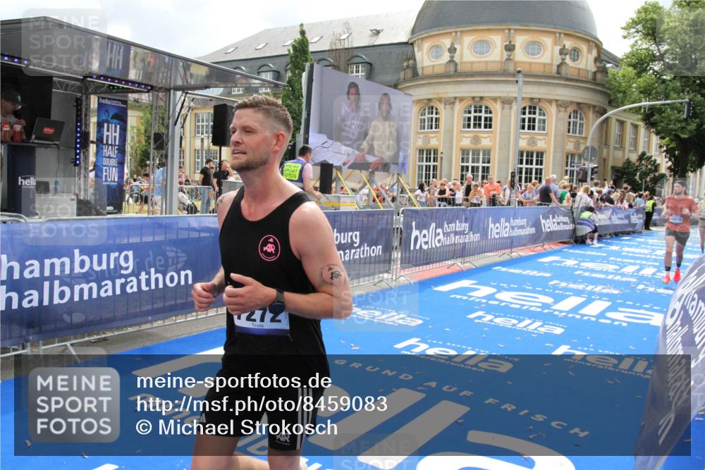 29.06.2025 - hella hamburg halbmarathon Michael Strokosch http://msf.ph/oto/8459083 29.06.2025 10:32:21 Ziel 1894, 7272, 10876, 16065 meine-sportfotos.de