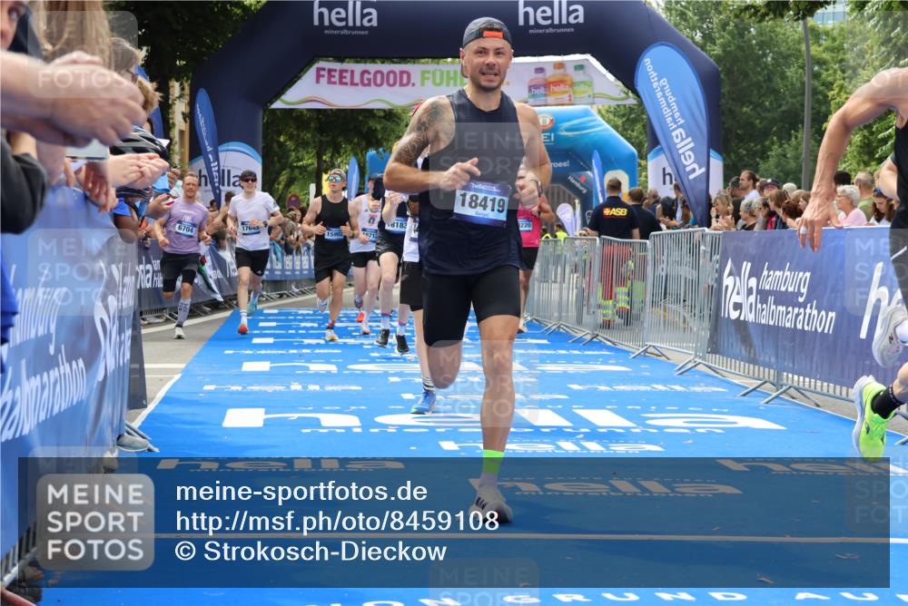 29.06.2025 - hella hamburg halbmarathon Strokosch-Dieckow http://msf.ph/oto/8459108 29.06.2025 10:34:53 Ziel 1217, 2879, 4477, 6704, 7466, 8864, 12044, 12204, 12751, 14629, 14952, 15391, 15902, 15991, 16140, 16177, 16712, 17643, 18183, 18220, 18419, 18837 meine-sportfotos.de
