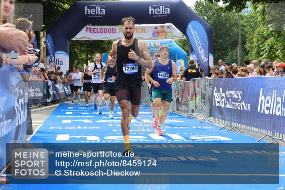 29.06.2025 - hella hamburg halbmarathon Strokosch-Dieckow http://msf.ph/oto/8459124 29.06.2025 10:34:51 Ziel 1217, 1562, 2879, 4477, 5048, 6704, 7466, 8864, 12044, 12204, 12751, 14388, 14629, 14952, 15391, 15902, 15991, 16140, 16177, 16712, 17643, 18183, 18220, 18237, 18419, 18837 meine-sportfotos.de