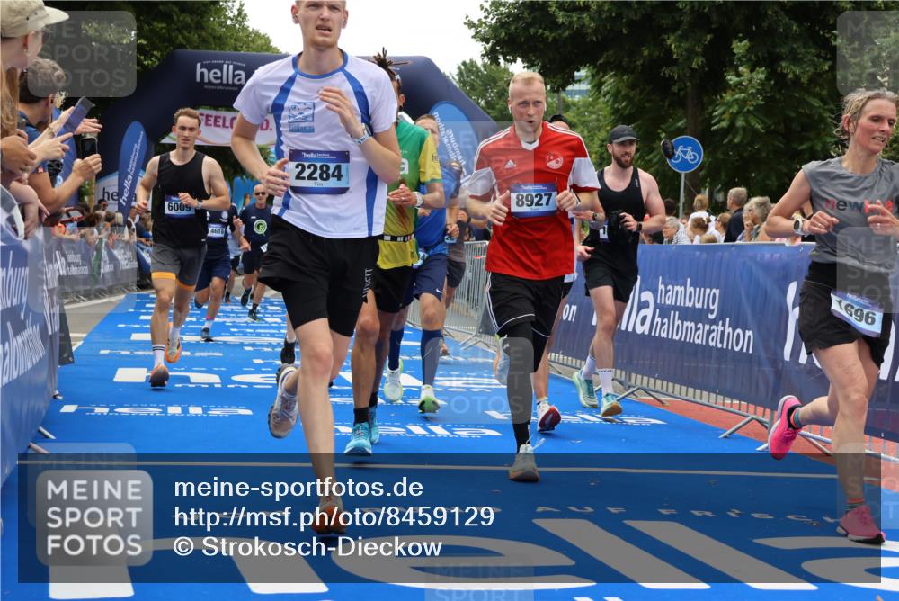 29.06.2025 - hella hamburg halbmarathon Strokosch-Dieckow http://msf.ph/oto/8459129 29.06.2025 10:47:34 Ziel 1070, 1320, 1592, 1696, 2284, 2708, 2953, 3304, 5532, 5889, 6009, 7962, 8023, 8234, 8852, 8927, 10969, 10988, 11021, 11283, 12870, 13223, 13303, 13948, 14618, 14619, 15451, 15478, 15479, 16205, 17846, 17905, 18104, 18970, 19181 meine-sportfotos.de