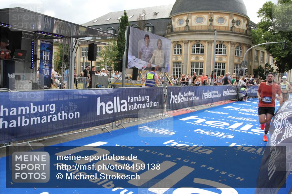 29.06.2025 - hella hamburg halbmarathon Michael Strokosch http://msf.ph/oto/8459138 29.06.2025 10:32:22 Ziel 1894, 7272, 10484, 10876, 16065 meine-sportfotos.de
