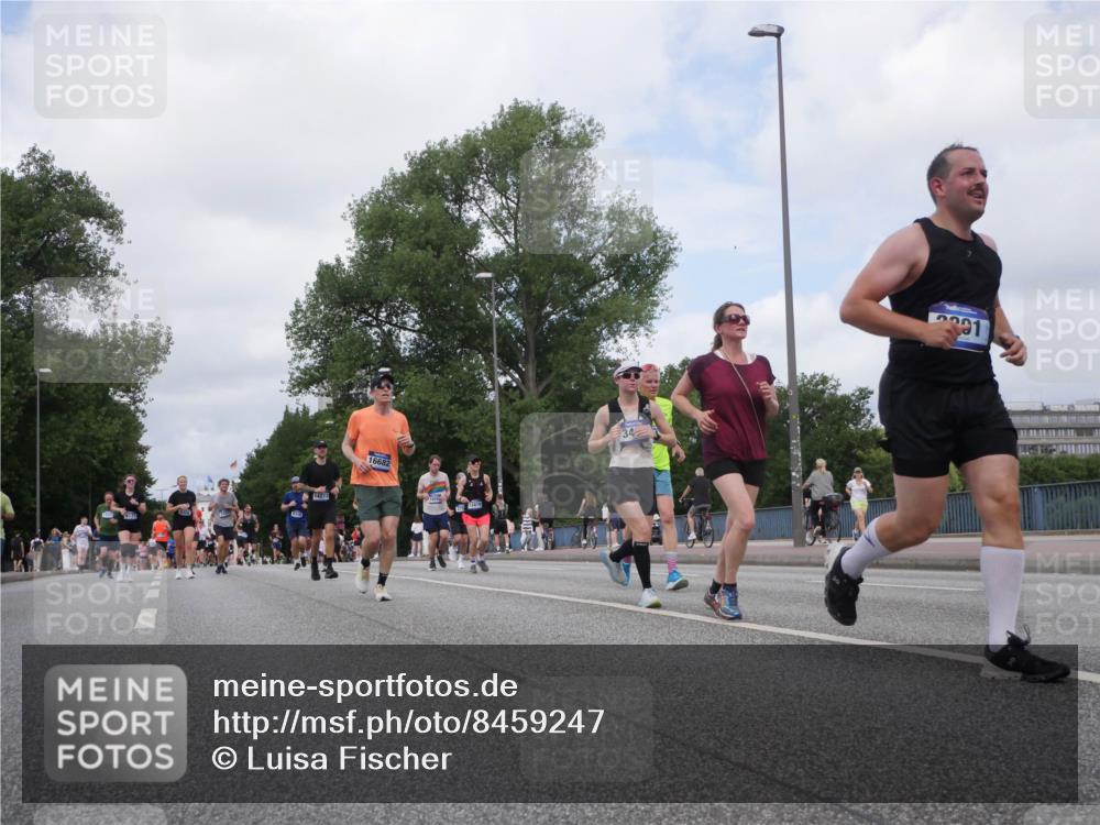 29.06.2025 - hella hamburg halbmarathon Luisa Fischer http://msf.ph/oto/8459247 29.06.2025 10:37:49 Kennedybrücke 14273, 16682, 13416, 34, 301, 2355, 2751, 2801, 3420, 5453, 6171, 6310, 6329, 7299, 8021, 8965, 9379 meine-sportfotos.de