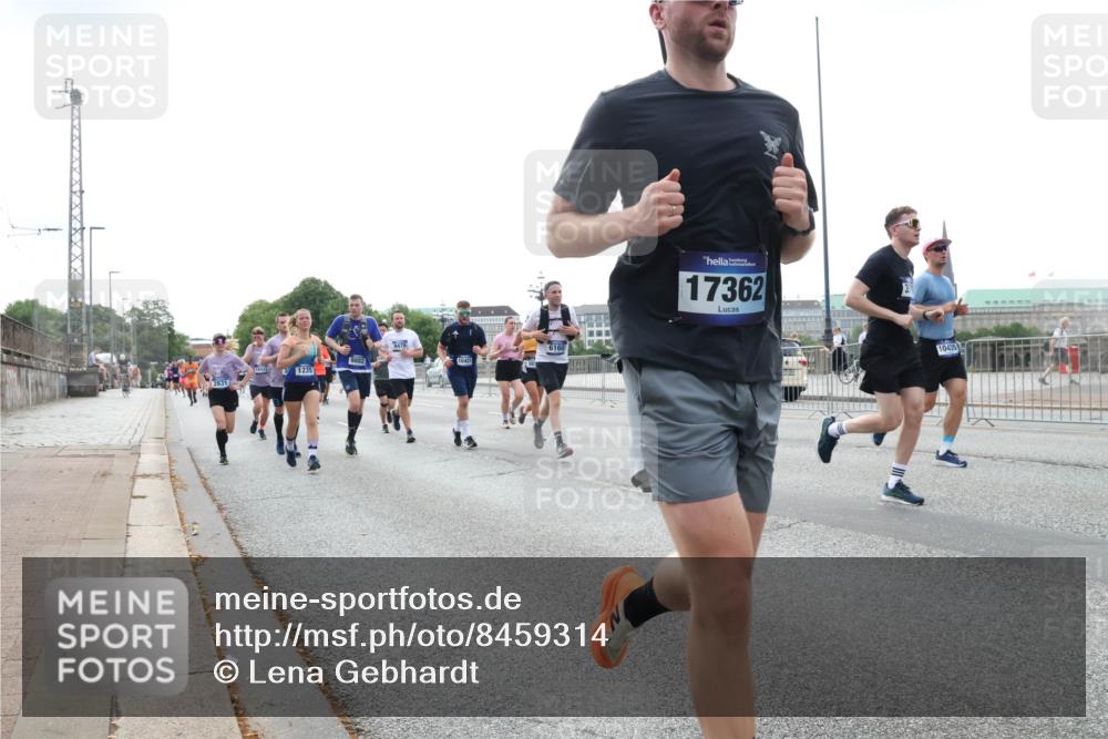 29.06.2025 - hella hamburg halbmarathon Lena Gebhardt http://msf.ph/oto/8459314 29.06.2025 10:31:46 Lombardsbrücke 9478, 9882, 10421, 10421, 1235, 6160, 17362, 10435, 1235, 1373, 1844, 1879, 2384, 2672, 2831, 2832, 3221, 3239, 3358, 3396, 3397, 3424, 3571, 3681, 3751, 3752, 4877, 4953, 5156, 5165, 5601, 5846, 5965, 6078, 6160, 6546, 6573, 6640, 6718, 6727, 7295, 7334, 7344, 7695, 7772, 7816, 7898, 8304, 8538, 8620, 8806, 9078, 9104, 9183, 9478, 9812, 9883, 10240, 10586, 11587, 13724, 15725, 16978, 17404, 17517, 17706 meine-sportfotos.de