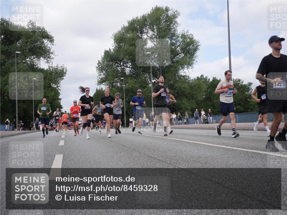 29.06.2025 - hella hamburg halbmarathon Luisa Fischer http://msf.ph/oto/8459328 29.06.2025 10:37:54 Kennedybrücke 14527, 7299, 6, 6310, 13311, 2355, 0102, 18892, 27, 14273, 2355, 2751, 5453, 6171, 6310, 6329, 7299, 8965 meine-sportfotos.de