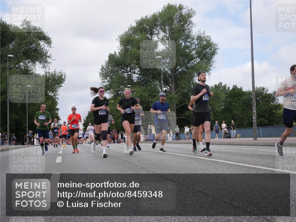 29.06.2025 - hella hamburg halbmarathon Luisa Fischer http://msf.ph/oto/8459348 29.06.2025 10:37:55 Kennedybrücke 14527, 7299, 6329, 6171, 5453, 6310, 2355, 188, 2355, 2751, 5453, 6171, 6310, 6329, 7299, 8965 meine-sportfotos.de
