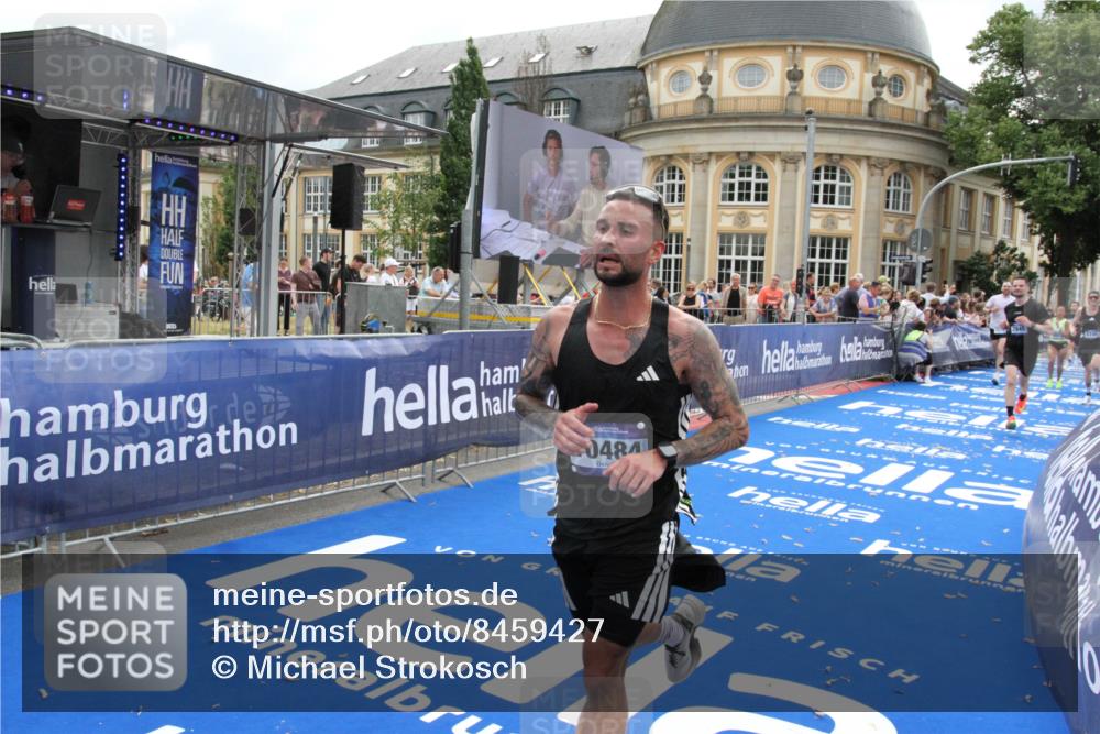 29.06.2025 - hella hamburg halbmarathon Michael Strokosch http://msf.ph/oto/8459427 29.06.2025 10:32:29 Ziel 5070, 5746, 7845, 8883, 10484, 11745, 16957 meine-sportfotos.de