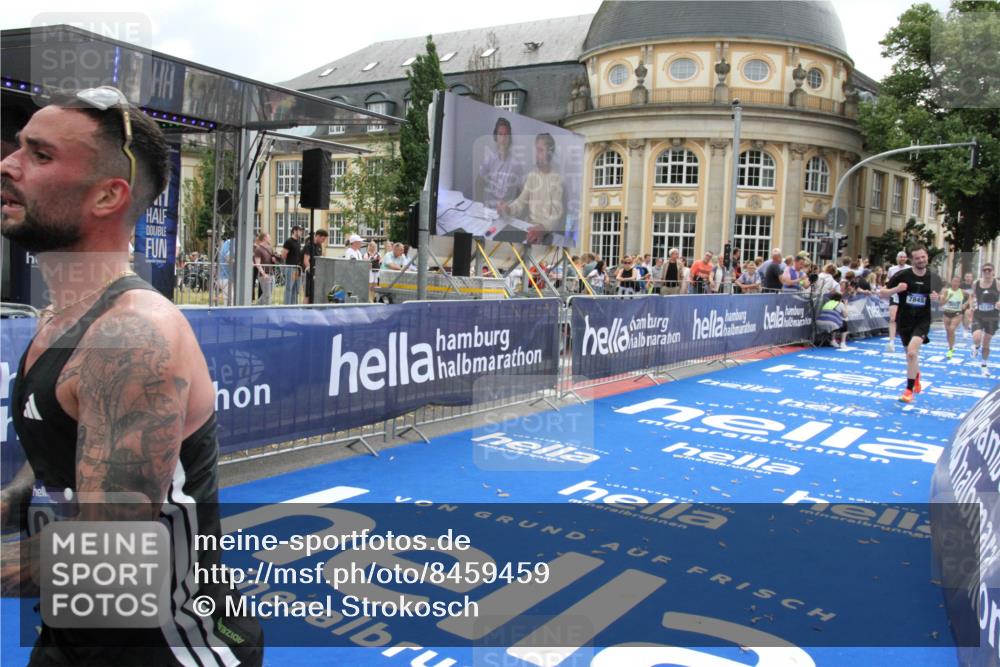 29.06.2025 - hella hamburg halbmarathon Michael Strokosch http://msf.ph/oto/8459459 29.06.2025 10:32:30 Ziel 5070, 5746, 7845, 8883, 10484, 11745, 13199, 16957, 18562, 18563 meine-sportfotos.de