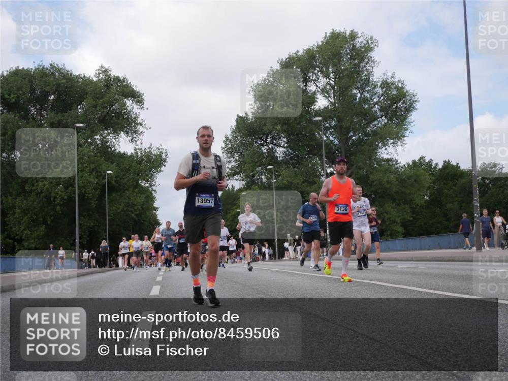 29.06.2025 - hella hamburg halbmarathon Luisa Fischer http://msf.ph/oto/8459506 29.06.2025 10:38:03 Kennedybrücke 13957, 3130, 13473, 13471, 4884, 2482, 3130, 4884, 8369, 9164, 9248, 10606 meine-sportfotos.de