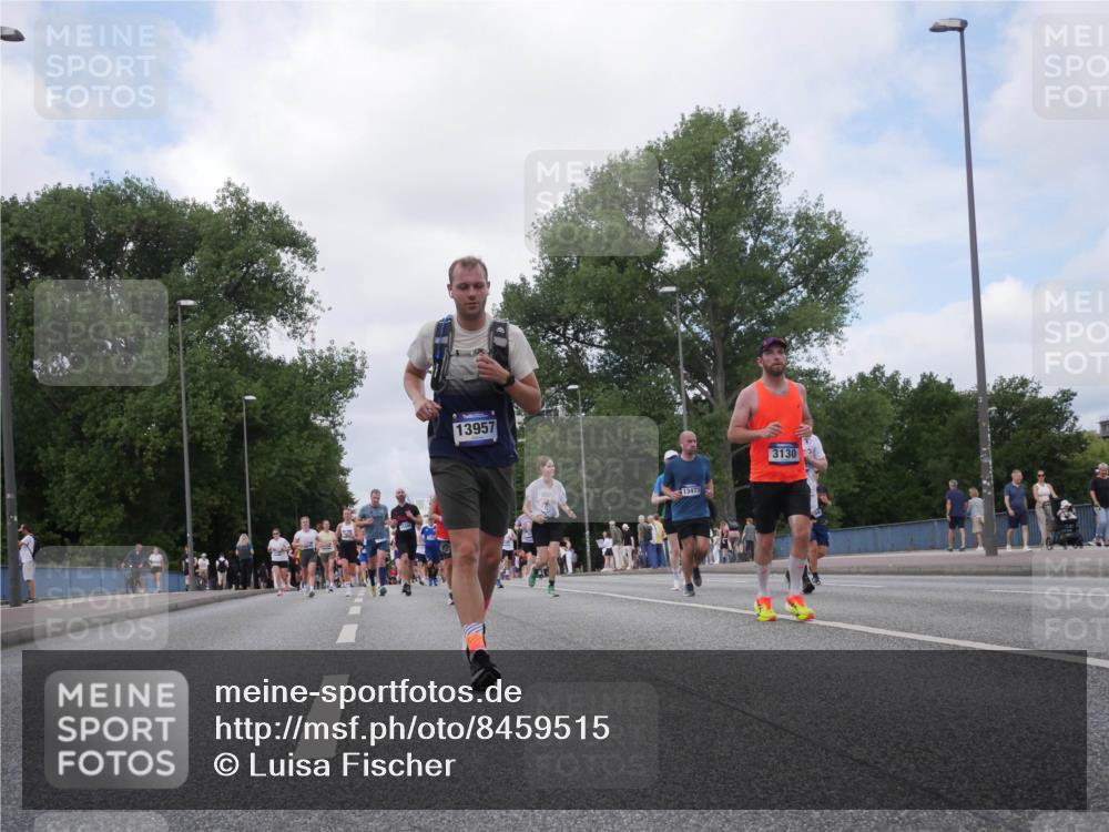 29.06.2025 - hella hamburg halbmarathon Luisa Fischer http://msf.ph/oto/8459515 29.06.2025 10:38:04 Kennedybrücke 13957, 13473, 3130, 2482, 3130, 4884, 8369, 9164, 9248, 10606 meine-sportfotos.de