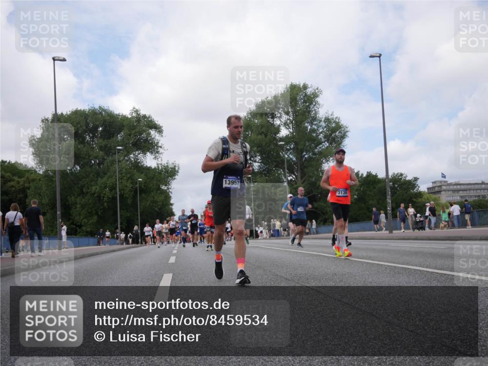 29.06.2025 - hella hamburg halbmarathon Luisa Fischer http://msf.ph/oto/8459534 29.06.2025 10:38:04 Kennedybrücke 13957, 1347, 3130, 2482, 3130, 4884, 8369, 9164, 9248, 10606 meine-sportfotos.de