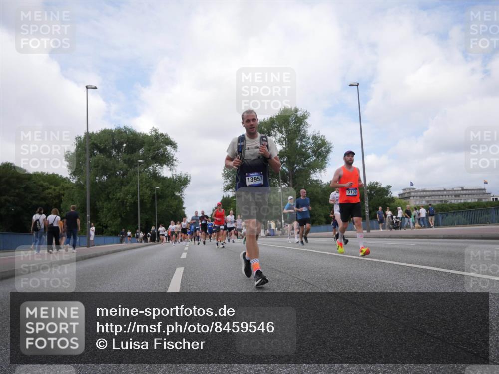 29.06.2025 - hella hamburg halbmarathon Luisa Fischer http://msf.ph/oto/8459546 29.06.2025 10:38:05 Kennedybrücke 13957, 3130, 2482, 3130, 3409, 4884, 6571, 8369, 9164, 9248, 10464, 10606 meine-sportfotos.de