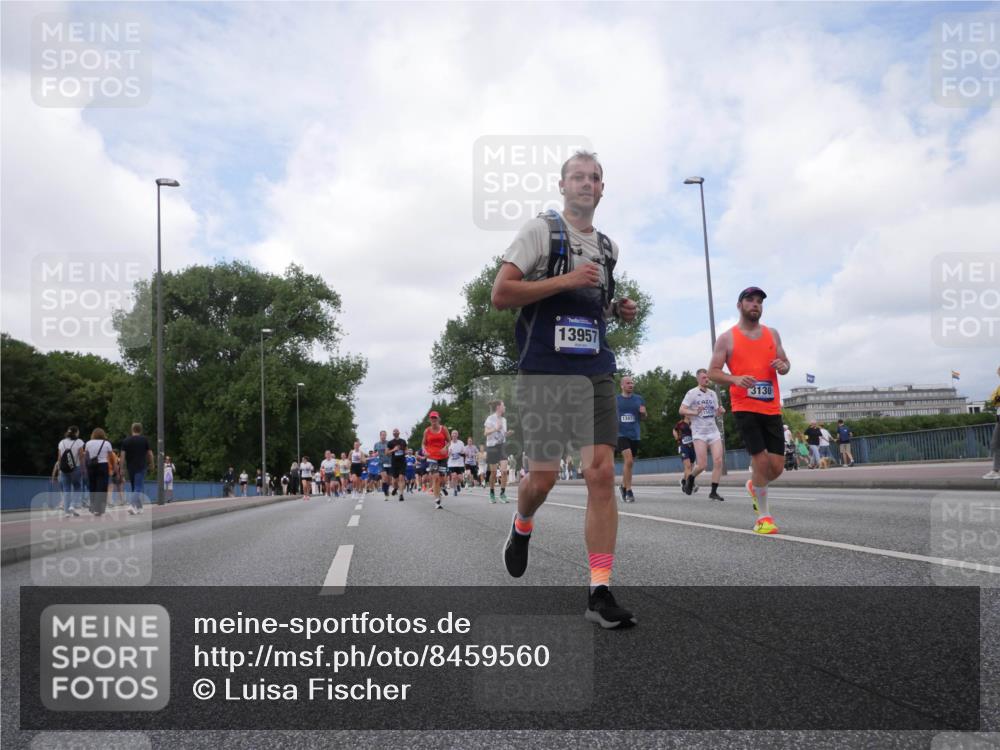 29.06.2025 - hella hamburg halbmarathon Luisa Fischer http://msf.ph/oto/8459560 29.06.2025 10:38:05 Kennedybrücke 13957, 3130, 2482, 3130, 3409, 4884, 6571, 8369, 9164, 9248, 10464, 10606 meine-sportfotos.de