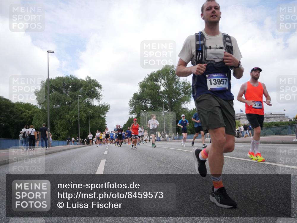 29.06.2025 - hella hamburg halbmarathon Luisa Fischer http://msf.ph/oto/8459573 29.06.2025 10:38:05 Kennedybrücke 13957, 3130, 2482, 3130, 3409, 4884, 6571, 8369, 9164, 9248, 10464, 10606 meine-sportfotos.de