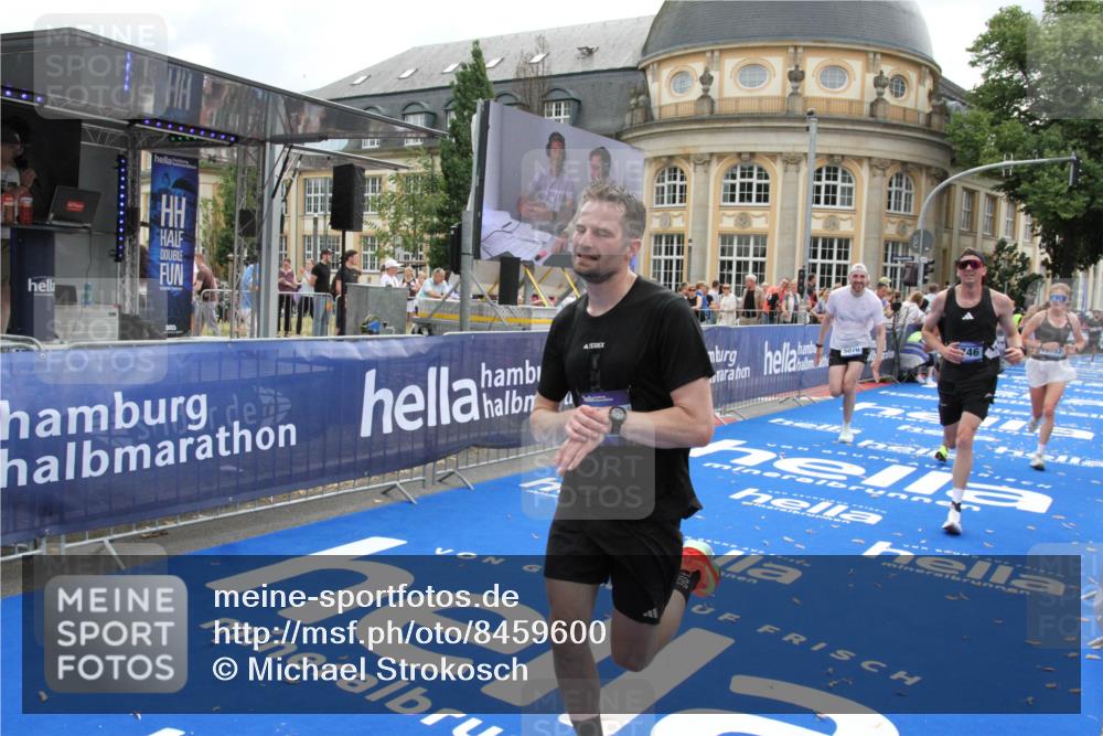 29.06.2025 - hella hamburg halbmarathon Michael Strokosch http://msf.ph/oto/8459600 29.06.2025 10:32:32 Ziel 5070, 5746, 7845, 8883, 11745, 13199, 16957, 18135, 18562, 18563 meine-sportfotos.de