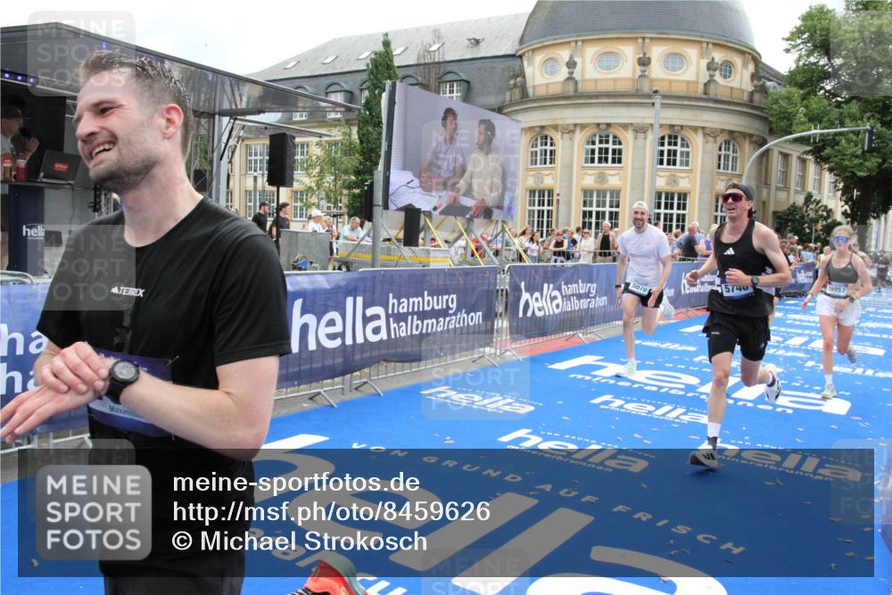 29.06.2025 - hella hamburg halbmarathon Michael Strokosch http://msf.ph/oto/8459626 29.06.2025 10:32:32 Ziel 5070, 5746, 7845, 8883, 11745, 13199, 16957, 18135, 18562, 18563 meine-sportfotos.de