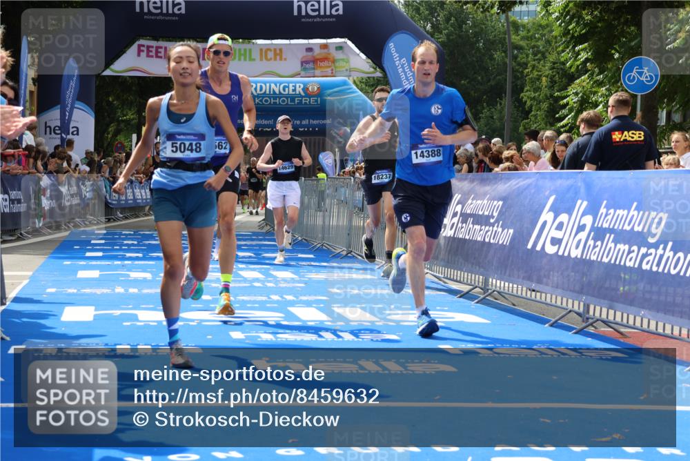 29.06.2025 - hella hamburg halbmarathon Strokosch-Dieckow http://msf.ph/oto/8459632 29.06.2025 10:34:45 Ziel 1217, 1562, 2879, 5048, 5152, 5554, 6169, 6878, 7466, 8395, 12204, 12369, 14289, 14388, 14549, 14603, 14629, 14952, 15991, 17014, 18237, 18419, 18837 meine-sportfotos.de