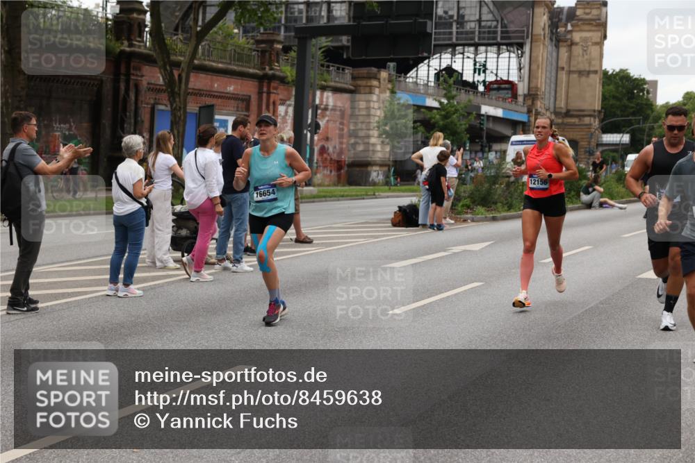 29.06.2025 - hella hamburg halbmarathon Yannick Fuchs http://msf.ph/oto/8459638 29.06.2025 10:56:35 20KM 1114, 1194, 1212, 1264, 1377, 1432, 1568, 1573, 1674, 1726, 1851, 3001, 3740, 4511, 6311, 6602, 6752, 7869, 8045, 8624, 8730, 10214, 10519, 11180, 12008, 12156, 12286, 13498, 14348, 14368, 16654, 16688, 17096, 17136, 17142, 18382, 18530, 19023 meine-sportfotos.de