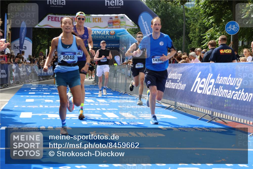 29.06.2025 - hella hamburg halbmarathon Strokosch-Dieckow http://msf.ph/oto/8459662 29.06.2025 10:34:45 Ziel 1217, 1562, 2879, 5048, 5152, 5554, 6169, 6878, 7466, 8395, 12204, 12369, 14289, 14388, 14549, 14603, 14629, 14952, 15991, 17014, 18237, 18419, 18837 meine-sportfotos.de