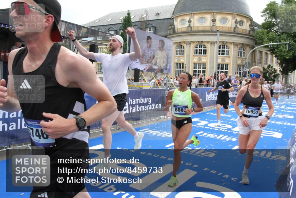 29.06.2025 - hella hamburg halbmarathon Michael Strokosch http://msf.ph/oto/8459733 29.06.2025 10:32:33 Ziel 1707, 5070, 5746, 7845, 8883, 11745, 11877, 13199, 16957, 18135, 18562, 18563 meine-sportfotos.de