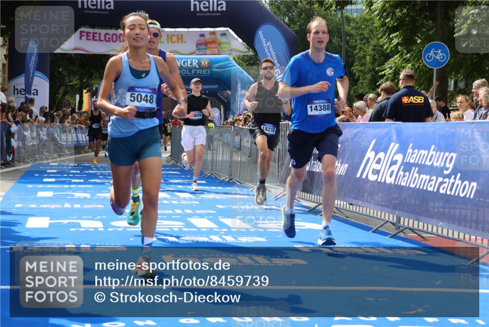29.06.2025 - hella hamburg halbmarathon Strokosch-Dieckow http://msf.ph/oto/8459739 29.06.2025 10:34:45 Ziel 1217, 1562, 2879, 5048, 5152, 5554, 6169, 6878, 7466, 8395, 12204, 12369, 14289, 14388, 14549, 14603, 14629, 14952, 15991, 17014, 18237, 18419, 18837 meine-sportfotos.de