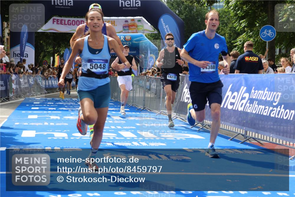 29.06.2025 - hella hamburg halbmarathon Strokosch-Dieckow http://msf.ph/oto/8459797 29.06.2025 10:34:46 Ziel 1217, 1562, 2879, 4477, 5048, 5152, 5554, 6878, 7466, 8395, 12204, 12369, 14289, 14388, 14549, 14603, 14629, 14952, 15991, 17014, 18183, 18237, 18419, 18837 meine-sportfotos.de