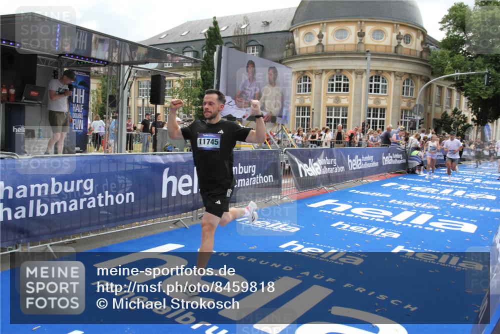 29.06.2025 - hella hamburg halbmarathon Michael Strokosch http://msf.ph/oto/8459818 29.06.2025 10:32:34 Ziel 1707, 5070, 5746, 8883, 11745, 11877, 13199, 16957, 18135, 18562, 18563 meine-sportfotos.de