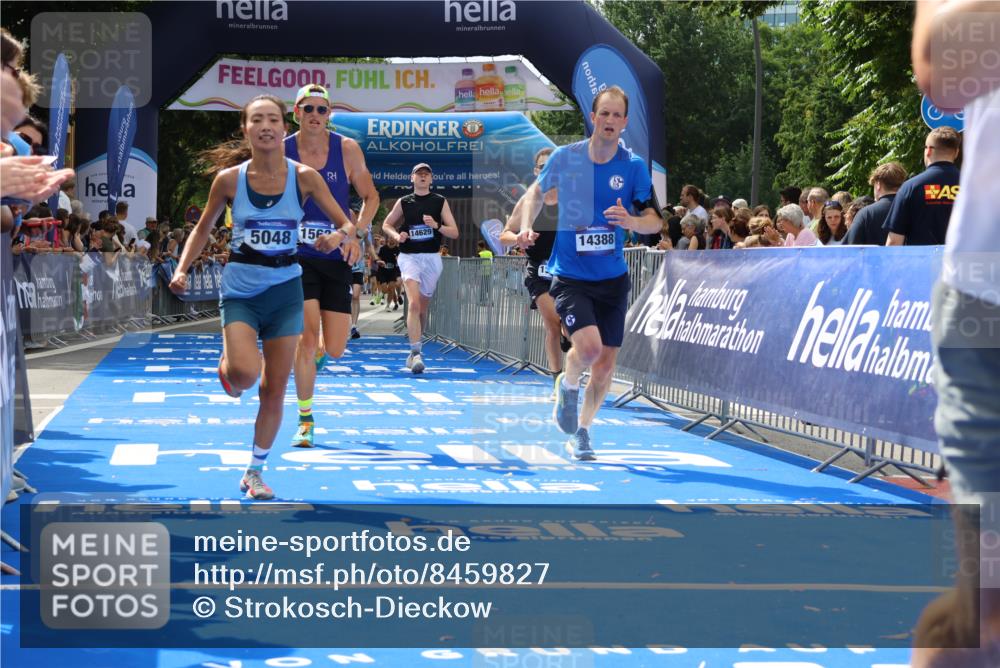 29.06.2025 - hella hamburg halbmarathon Strokosch-Dieckow http://msf.ph/oto/8459827 29.06.2025 10:34:45 Ziel 1217, 1562, 2879, 5048, 5152, 5554, 6169, 6878, 7466, 8395, 12204, 12369, 14289, 14388, 14549, 14603, 14629, 14952, 15991, 17014, 18237, 18419, 18837 meine-sportfotos.de