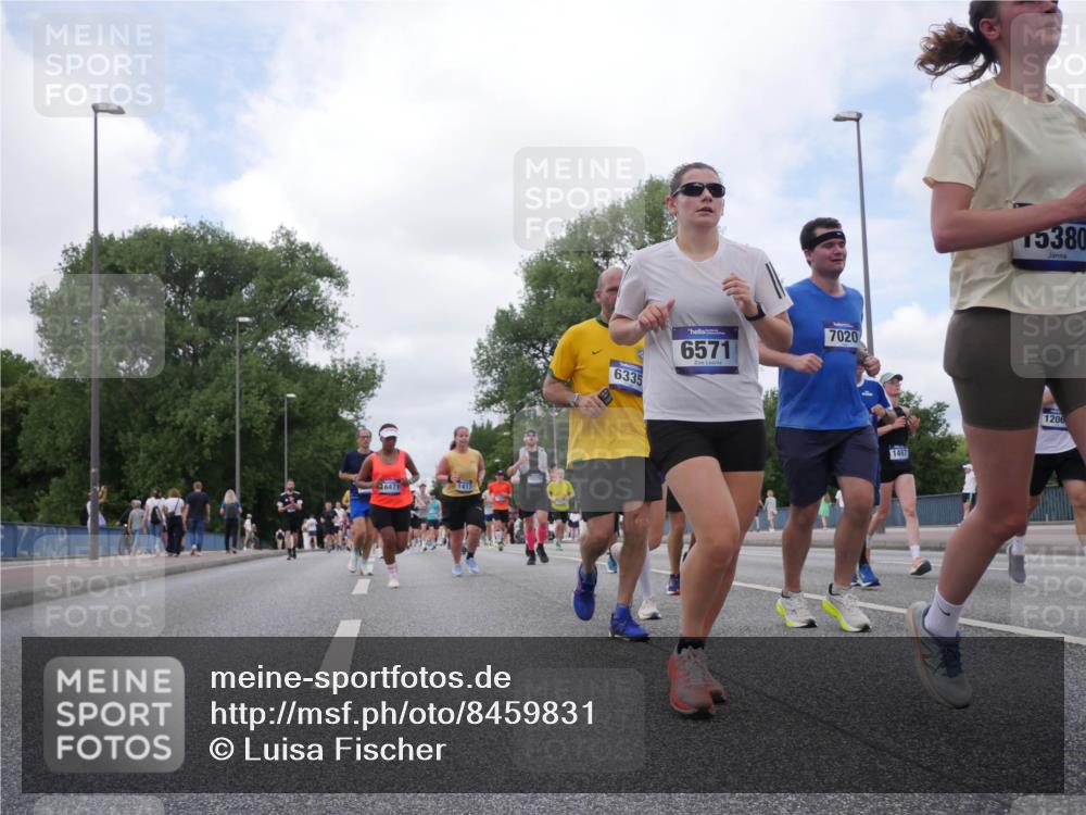 29.06.2025 - hella hamburg halbmarathon Luisa Fischer http://msf.ph/oto/8459831 29.06.2025 10:38:16 Kennedybrücke 6471, 1417, 6335, 6571, 7020, 15380, 1497, 1206, 1417, 1497, 1821, 1849, 2265, 3409, 5027, 5793, 6335, 6571, 6746, 6803, 6859, 7020, 7733, 9342, 10335, 10393, 10464 meine-sportfotos.de