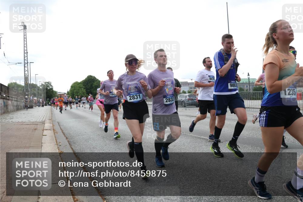29.06.2025 - hella hamburg halbmarathon Lena Gebhardt http://msf.ph/oto/8459875 29.06.2025 10:31:49 Lombardsbrücke 184, 1014, 2831, 2832, 9478, 13, 9882, 1235, 1235, 1311, 1373, 1844, 1879, 2384, 2672, 2831, 2832, 3221, 3239, 3358, 3396, 3397, 3424, 3571, 3681, 3751, 3752, 4877, 4953, 5156, 5165, 5601, 5846, 5965, 6078, 6160, 6546, 6573, 6640, 6718, 6727, 7295, 7334, 7344, 7570, 7695, 7772, 7789, 7816, 7898, 8304, 8538, 8620, 8806, 9078, 9104, 9183, 9478, 9812, 9883, 10240, 10586, 11587, 13724, 16978, 17404, 17517, 17706 meine-sportfotos.de